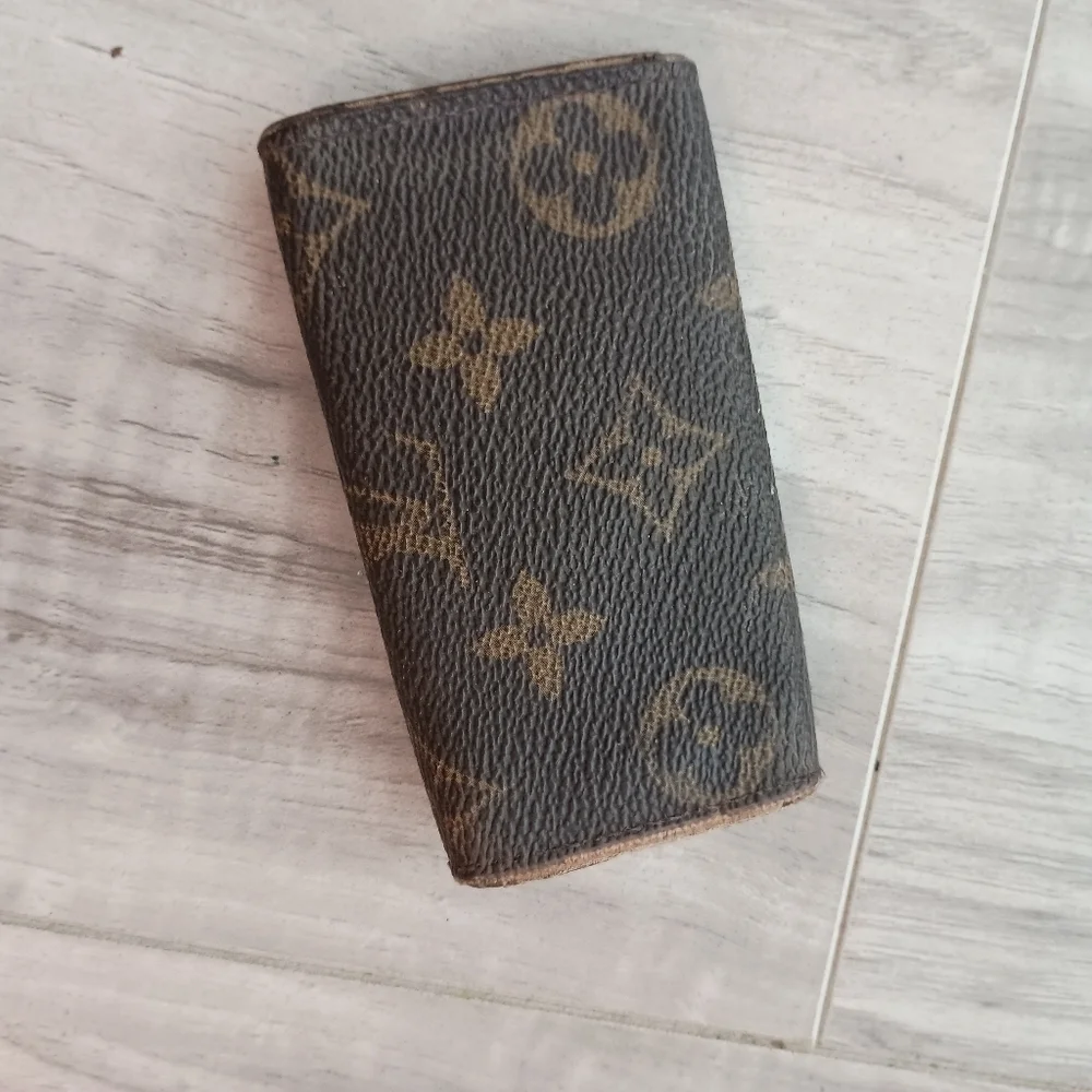 Authentic Louis Vuitton 4 Key Holder Monogram Canvas